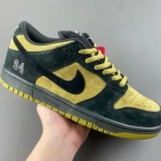 Nike SB Dunk Low गहरे हरे और सरसों के पीले स्केटबोर्ड जूते