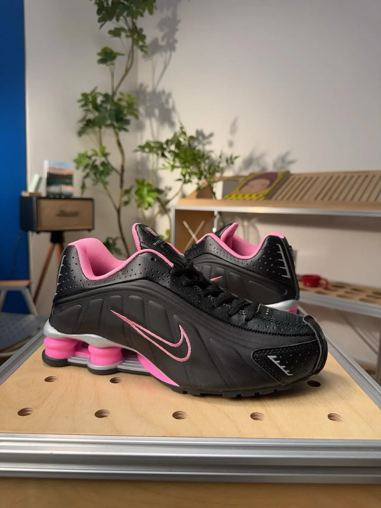 Nike Shox R4 Black and Pink Lifestyle Sneakers 2