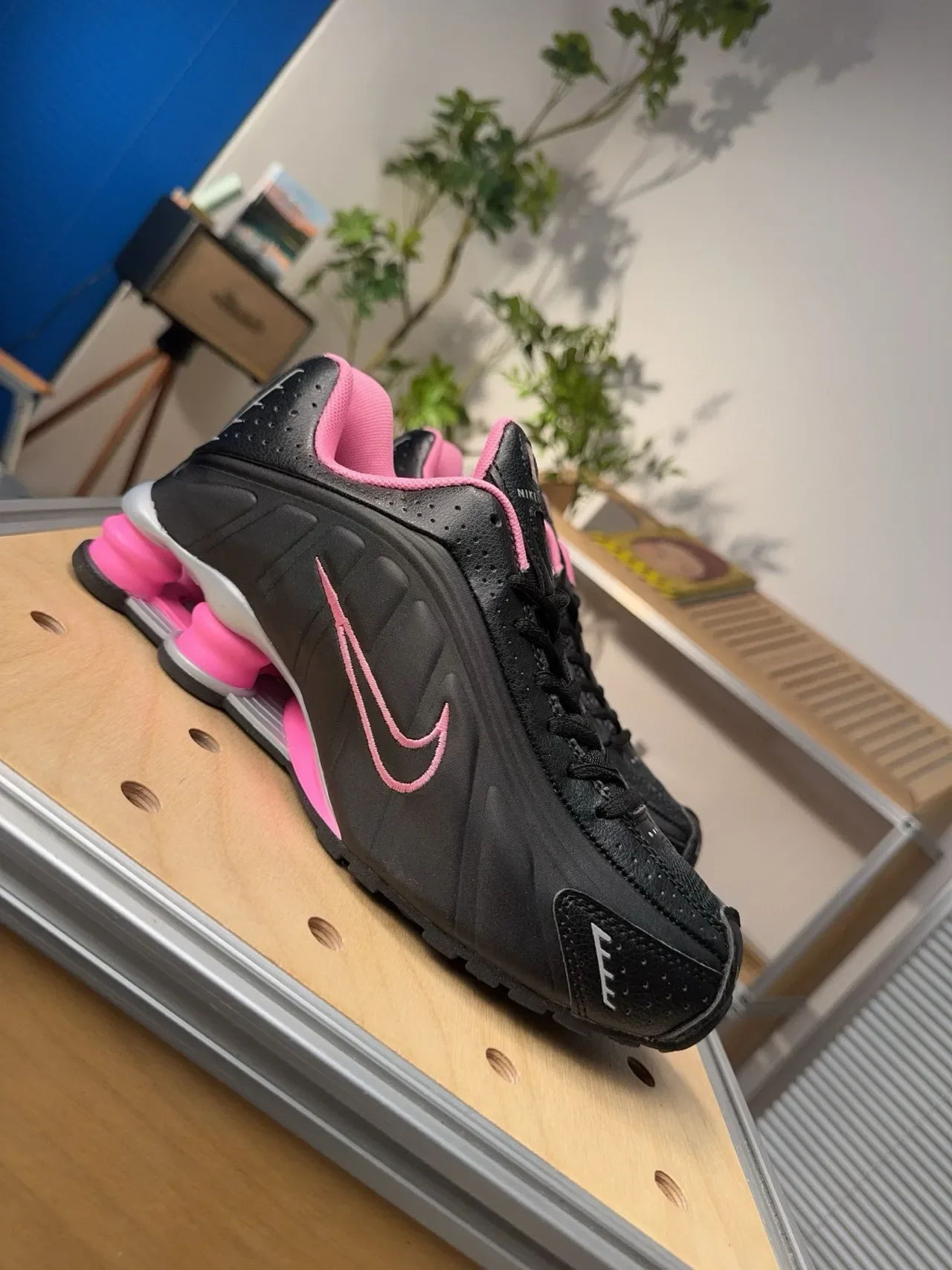 Nike Shox R4 Black and Pink Lifestyle Sneakers 3