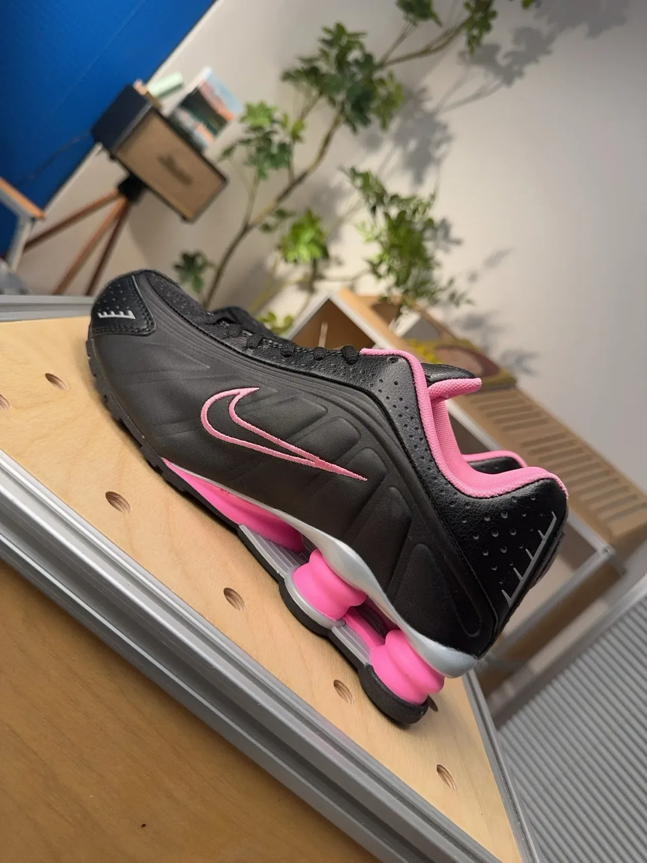 Nike Shox R4 Black and Pink Lifestyle Sneakers 4