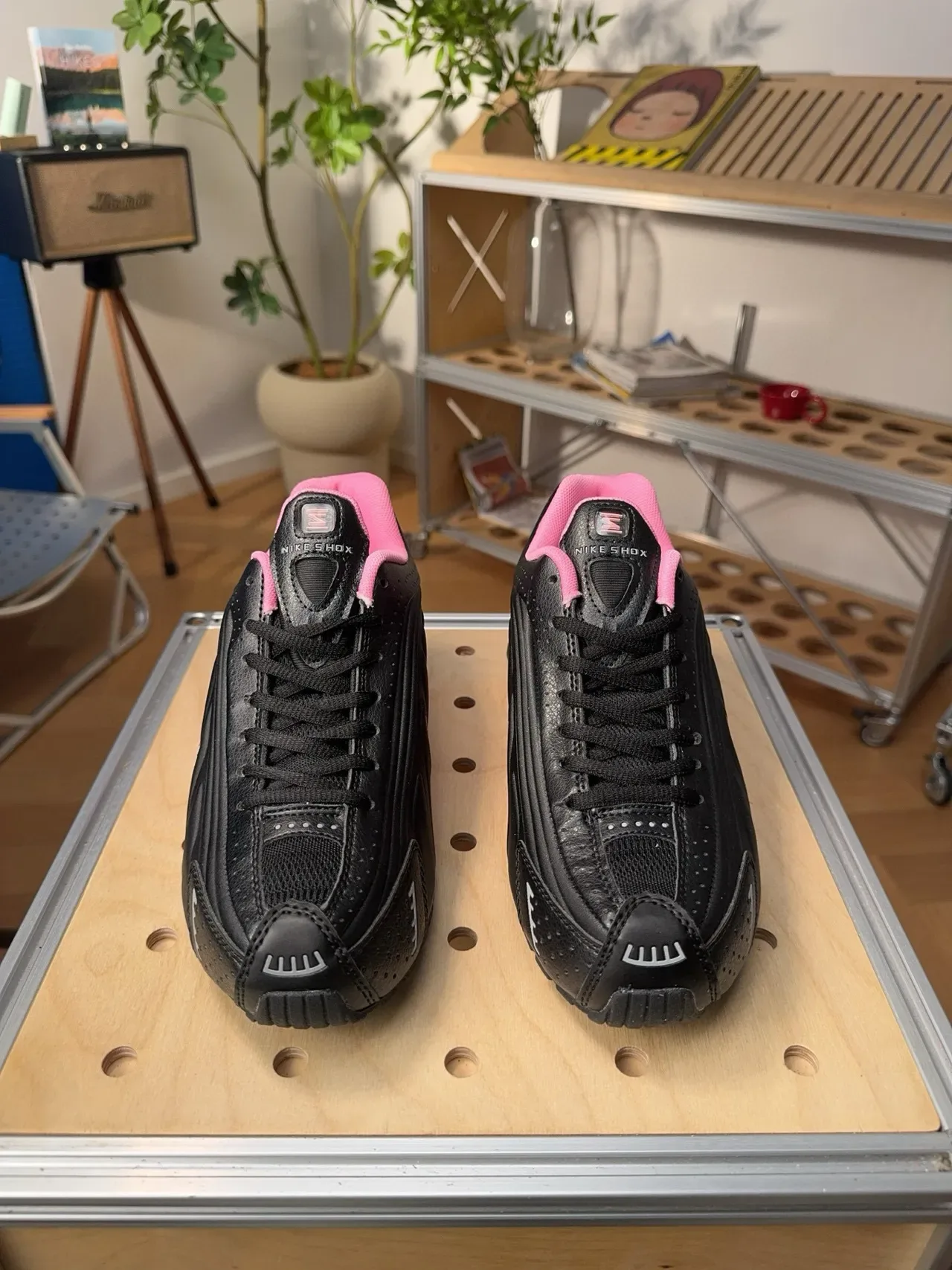 Nike Shox R4 Black and Pink Lifestyle Sneakers 5
