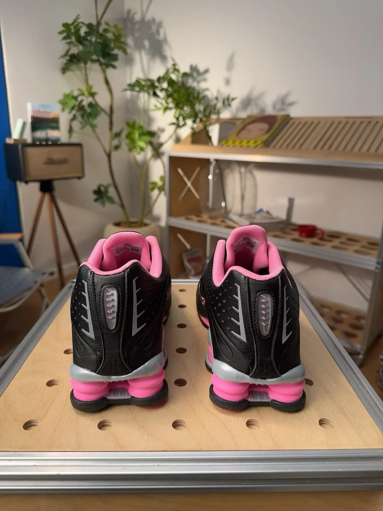 Nike Shox R4 Black and Pink Lifestyle Sneakers 6