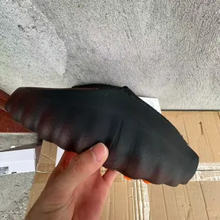سينيكرز لايف ستايل نايك سلايد أسود مثقوب سك أون