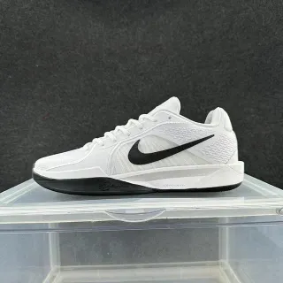 Nike সাদা এবং কালো নিম্ন টপ টেক্সচার্ড নিট বাস্কেটবল জুতো