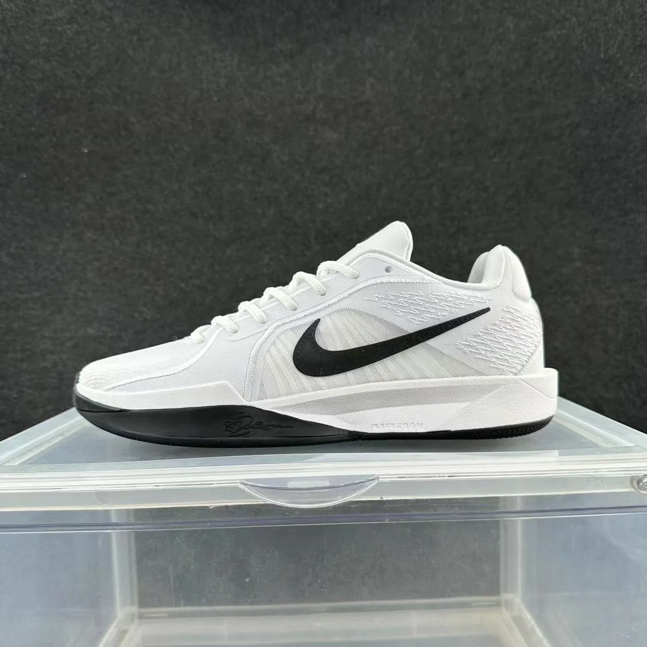 Nike সাদা এবং কালো নিম্ন টপ টেক্সচার্ড নিট বাস্কেটবল জুতো 2