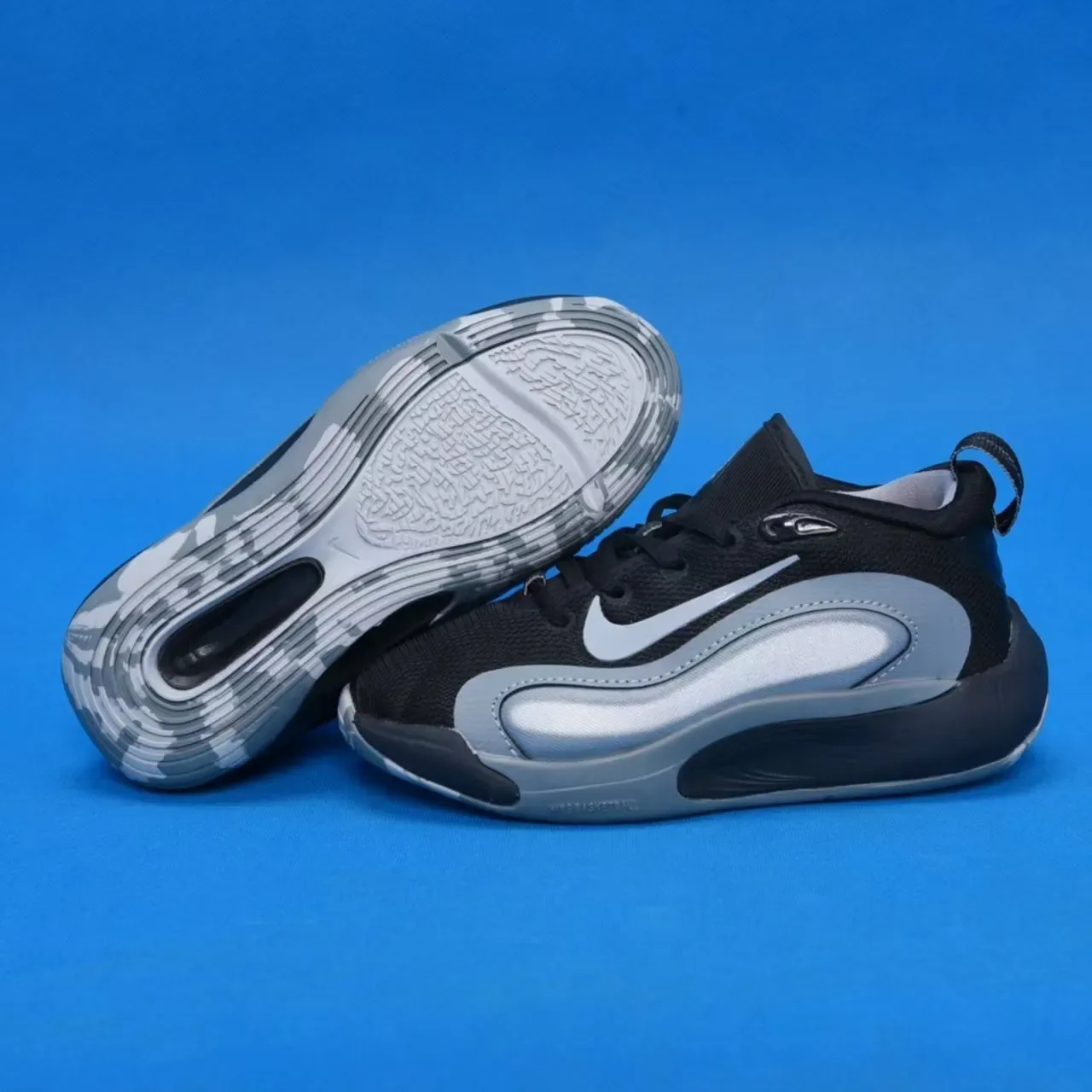 Nike أبيض وذهبي أحذية أداء للأطفال 3