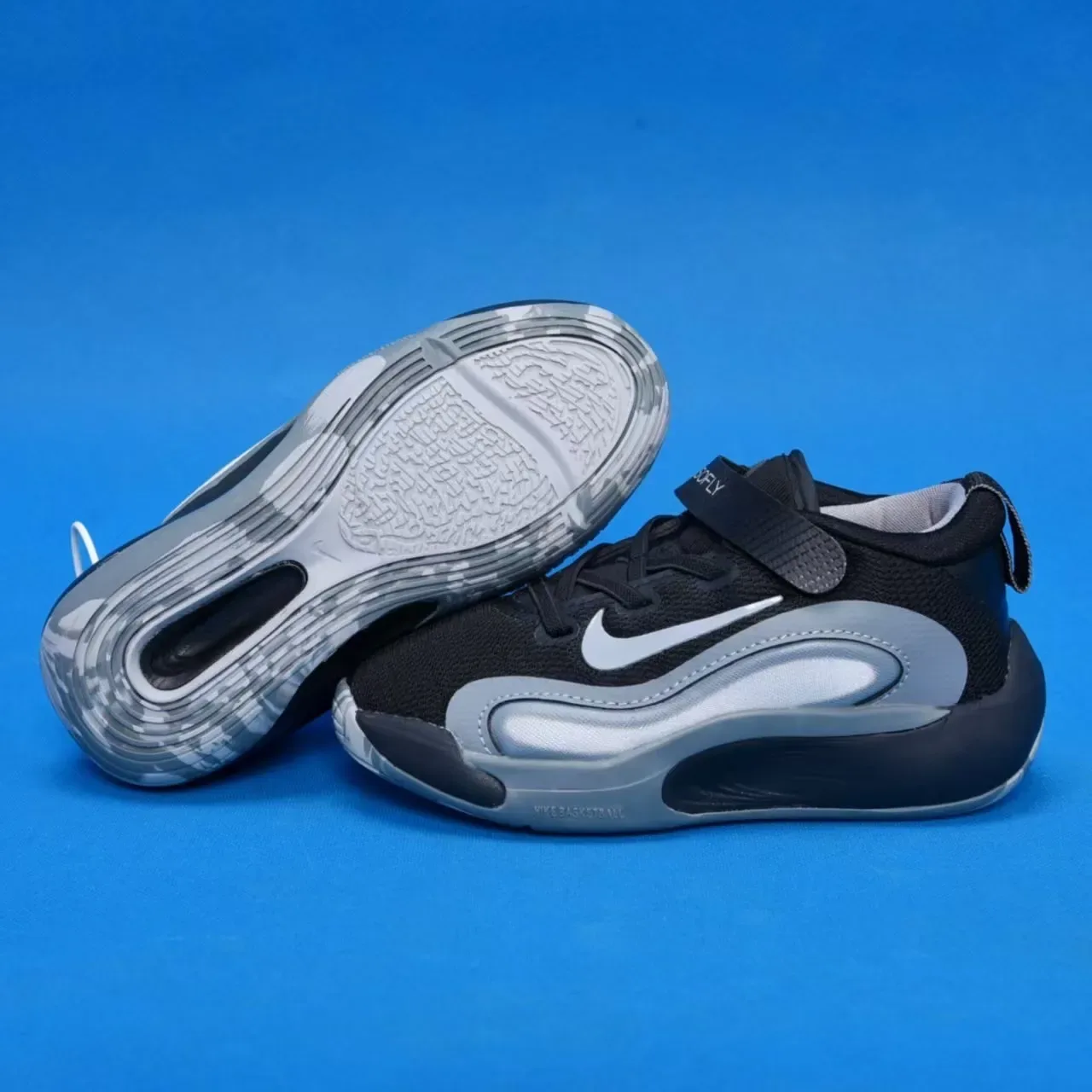 Nike أبيض وذهبي أحذية أداء للأطفال 4