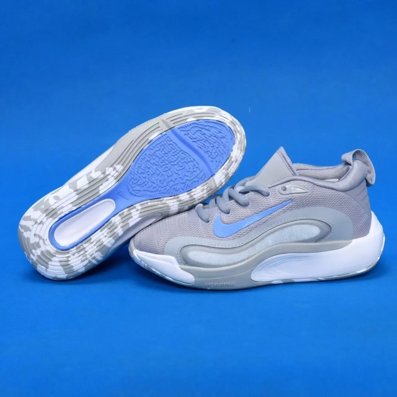 Nike أبيض وذهبي أحذية أداء للأطفال 5