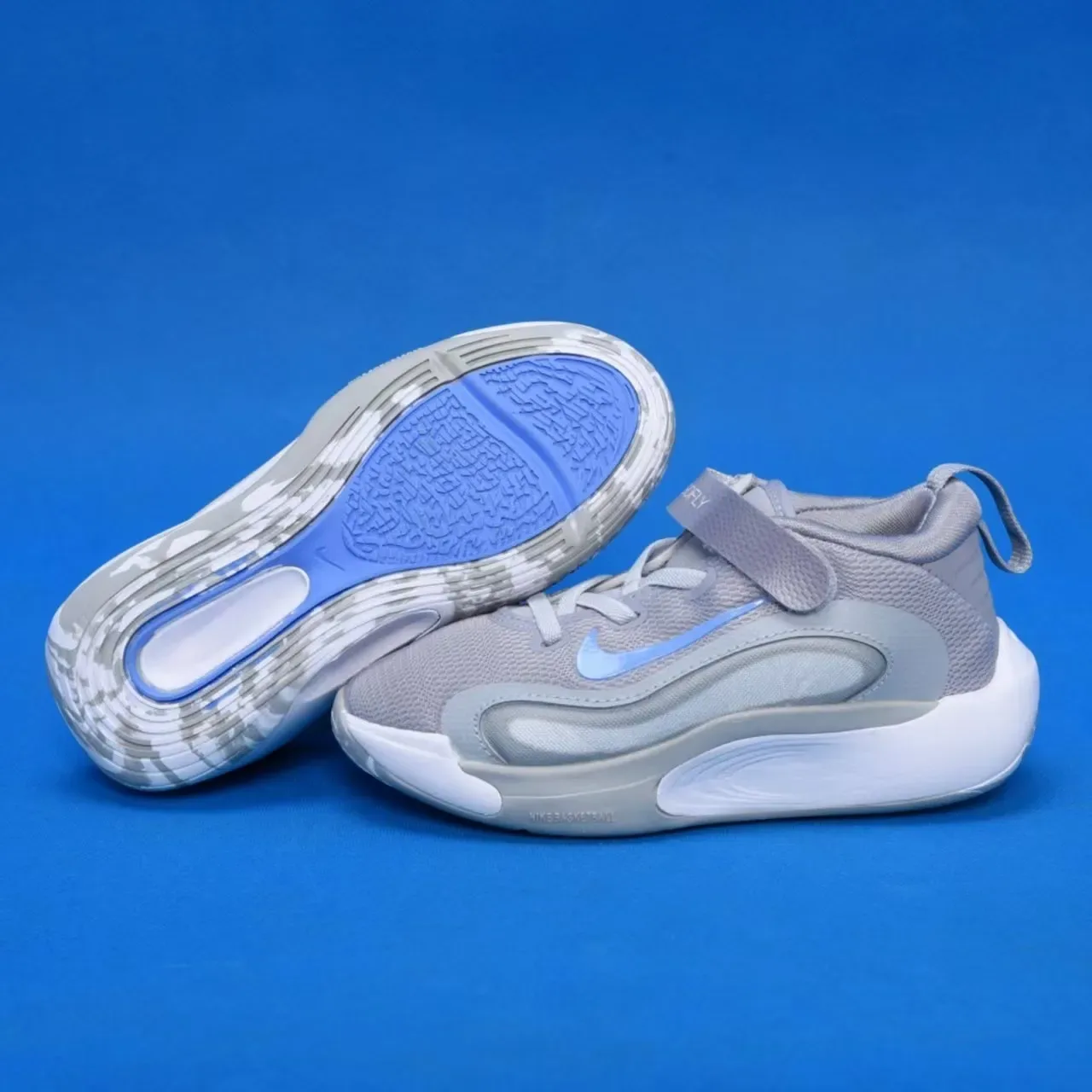 Nike أبيض وذهبي أحذية أداء للأطفال 6