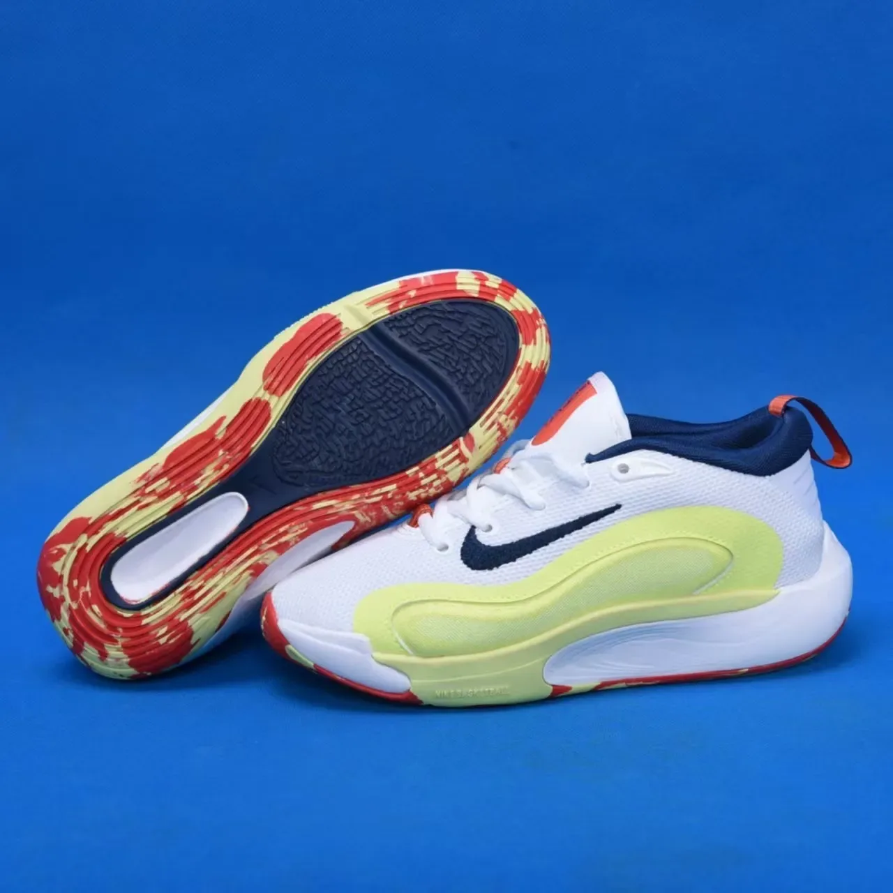 Nike أبيض وذهبي أحذية أداء للأطفال 7