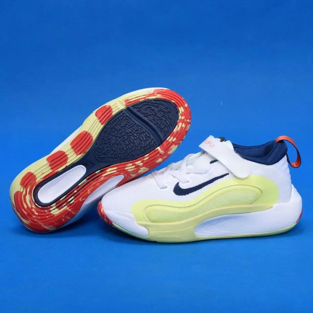 Nike أبيض وذهبي أحذية أداء للأطفال 8