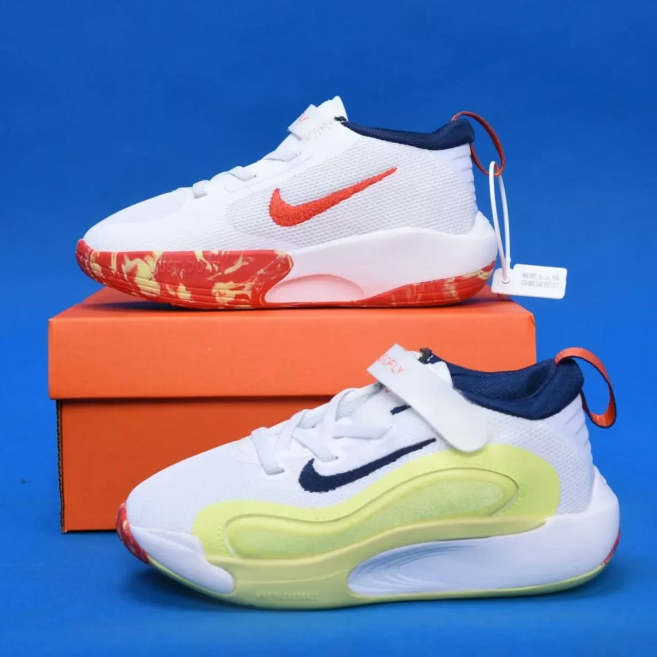 Nike أبيض وذهبي أحذية أداء للأطفال 9