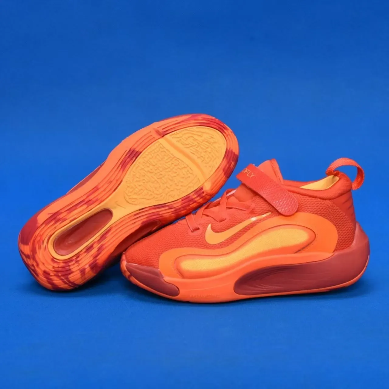 Nike أبيض وذهبي أحذية أداء للأطفال 10