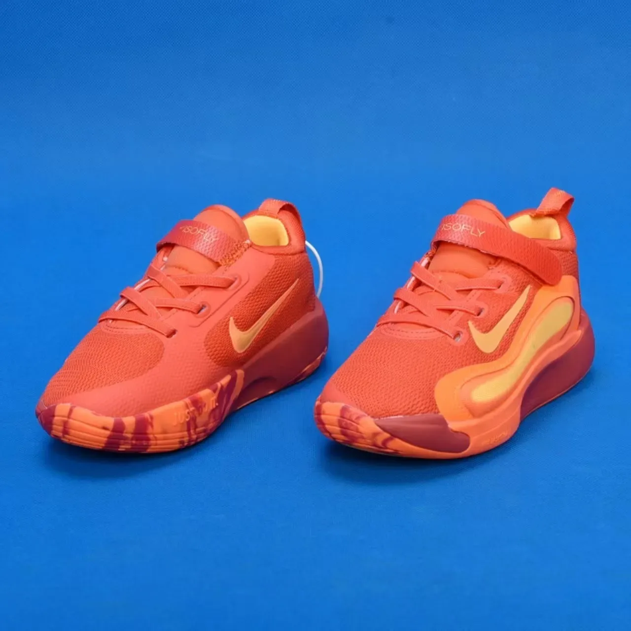 Nike أبيض وذهبي أحذية أداء للأطفال 11