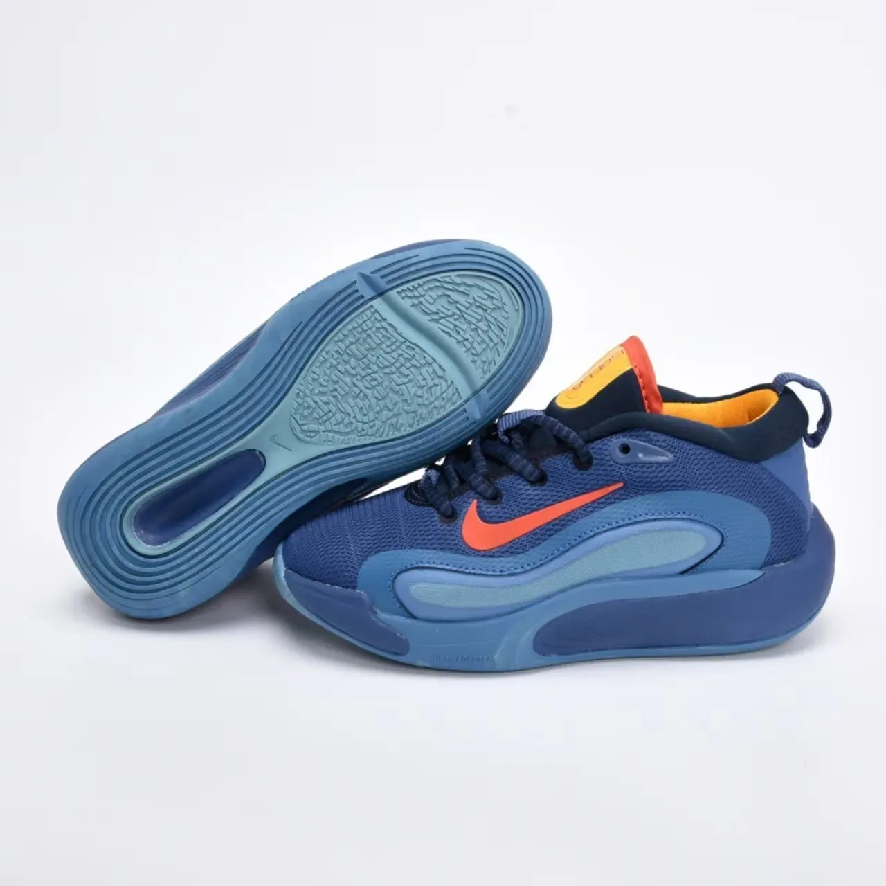 Nike أبيض وذهبي أحذية أداء للأطفال 14