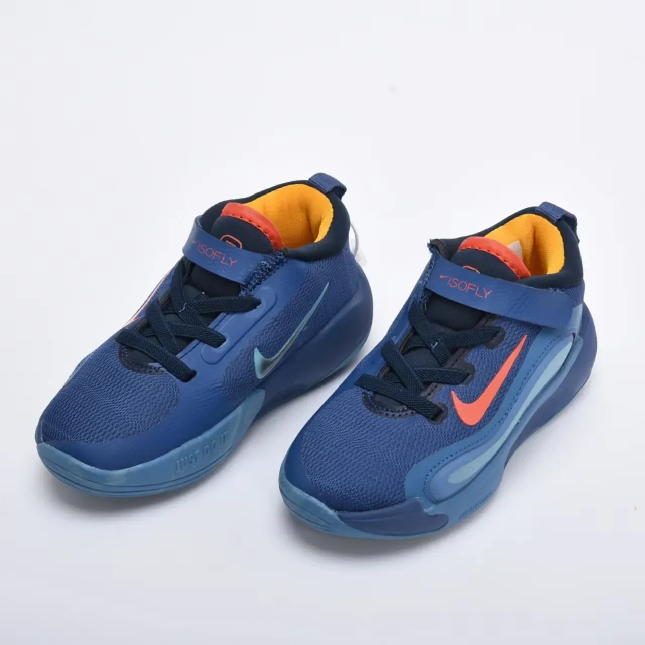 Nike أبيض وذهبي أحذية أداء للأطفال 15