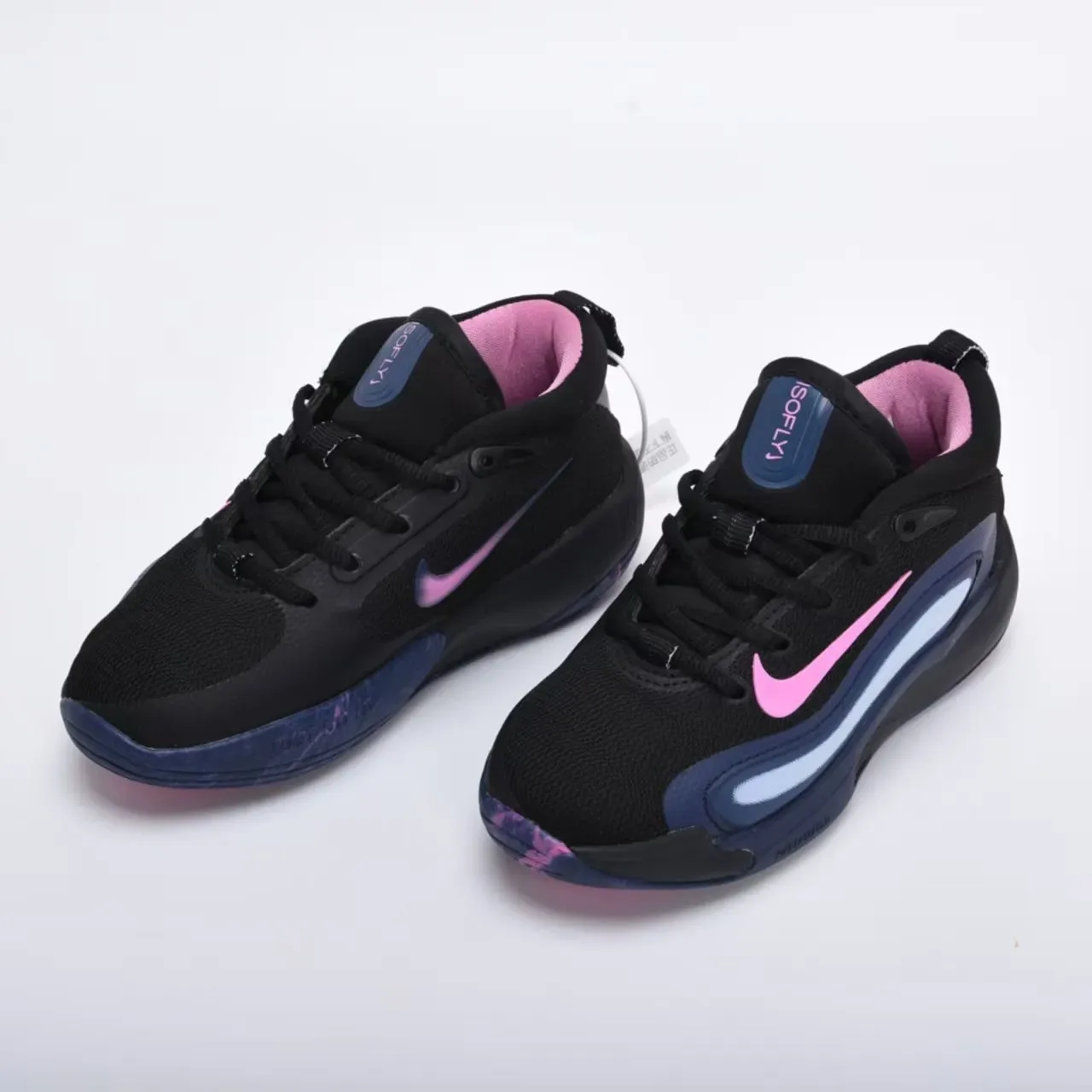 Nike أبيض وذهبي أحذية أداء للأطفال 17