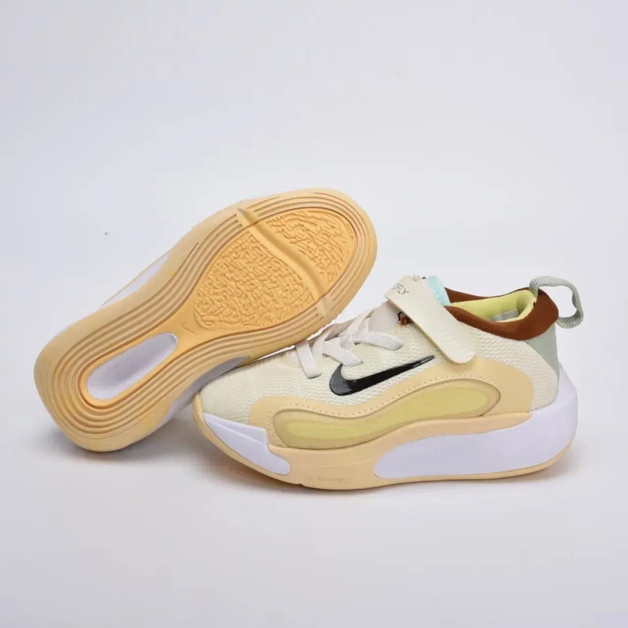 Nike أبيض وذهبي أحذية أداء للأطفال 18