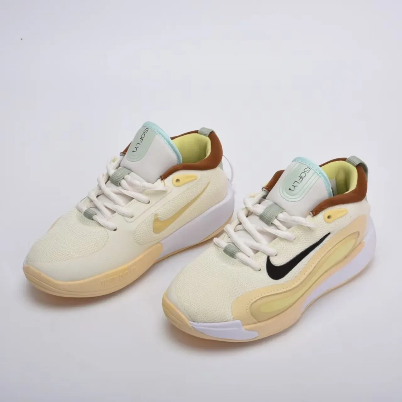 Nike أبيض وذهبي أحذية أداء للأطفال 19