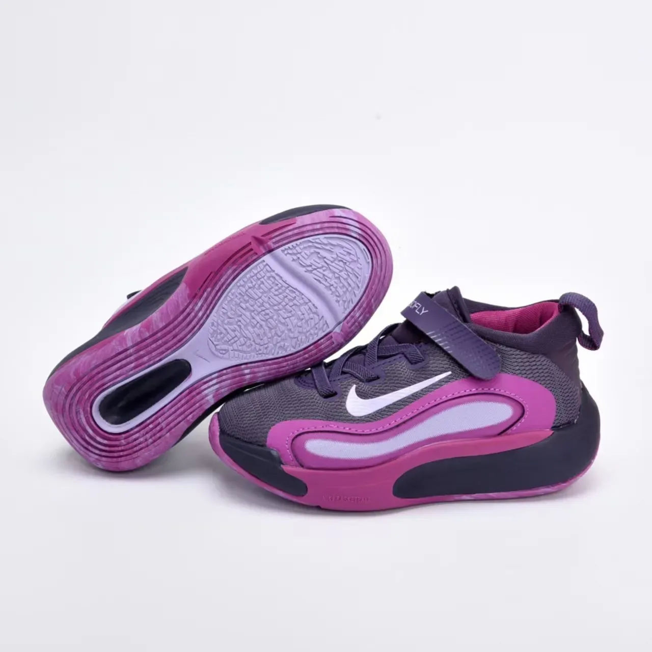 Nike أبيض وذهبي أحذية أداء للأطفال 20
