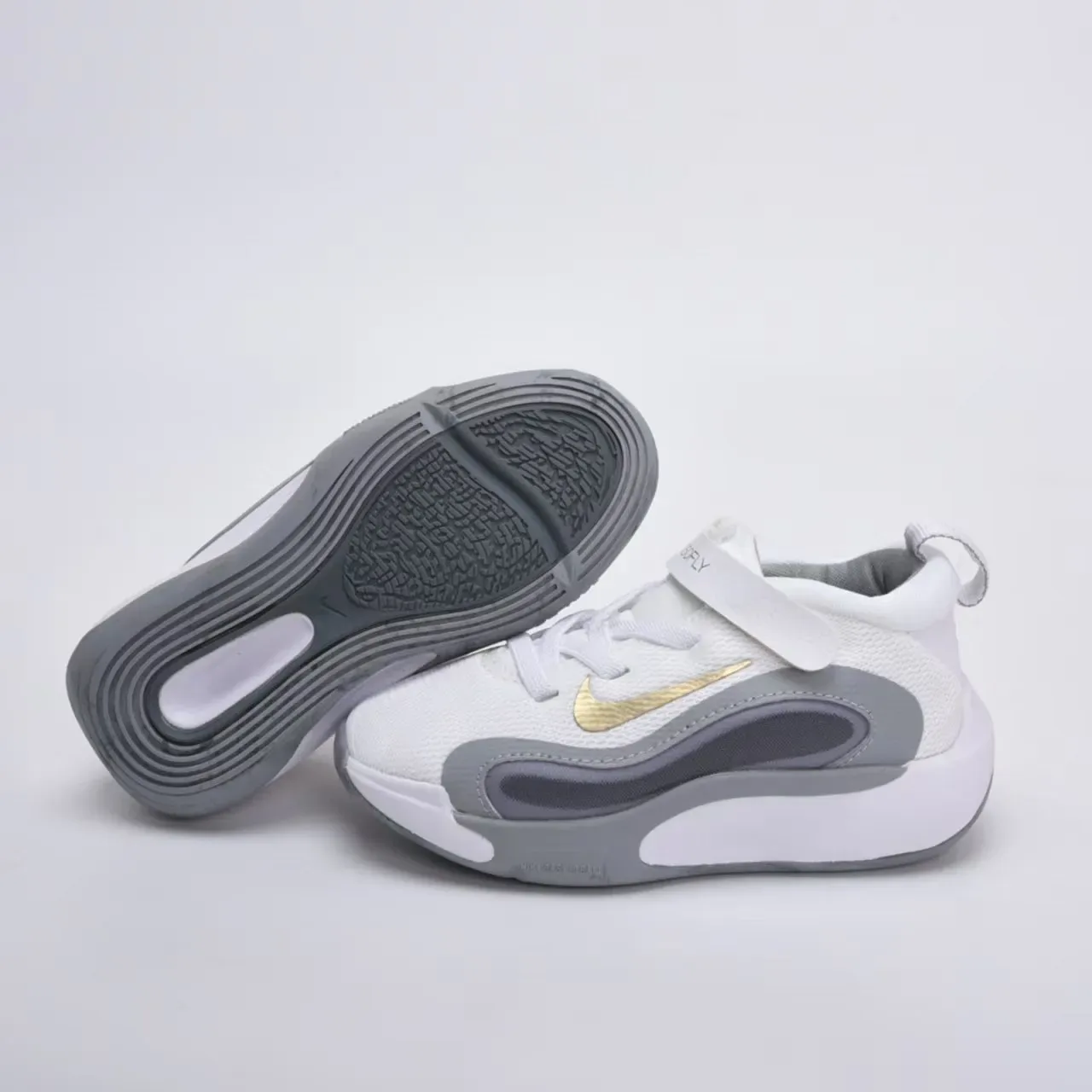 Nike أبيض وذهبي أحذية أداء للأطفال 22