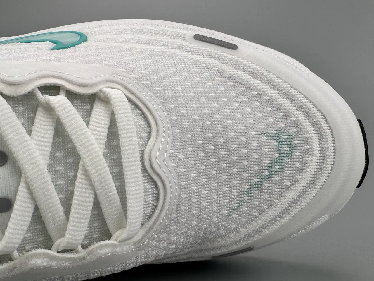 Nike chaussures de course blanches et bleues avec upper de knit engineered, semelle intermédiaire layered wave 2