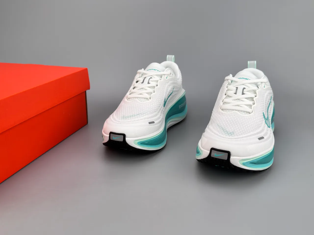 Nike chaussures de course blanches et bleues avec upper de knit engineered, semelle intermédiaire layered wave 3