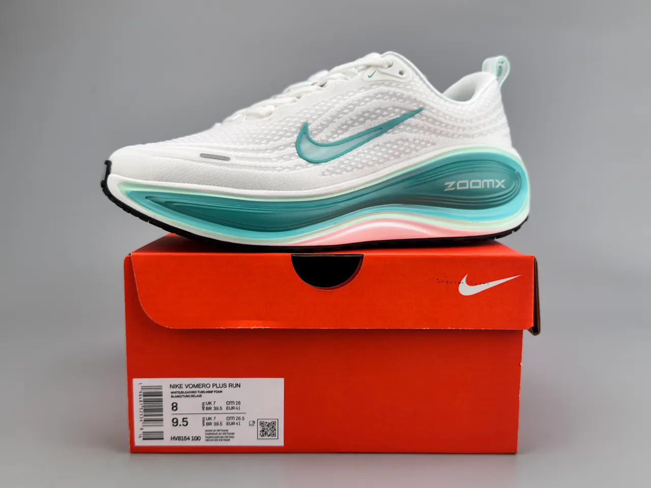 Nike chaussures de course blanches et bleues avec upper de knit engineered, semelle intermédiaire layered wave 4
