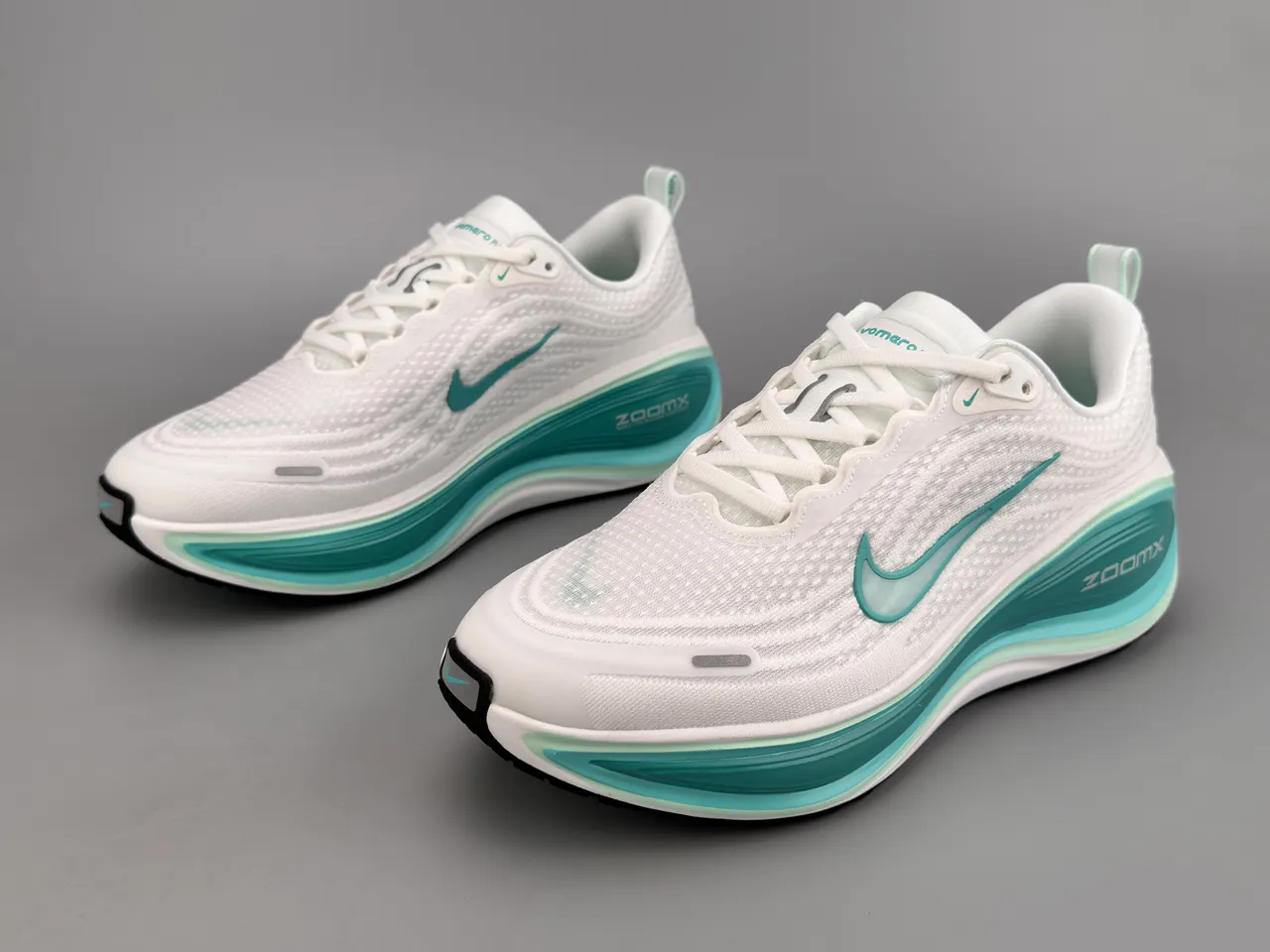 Nike chaussures de course blanches et bleues avec upper de knit engineered, semelle intermédiaire layered wave 5