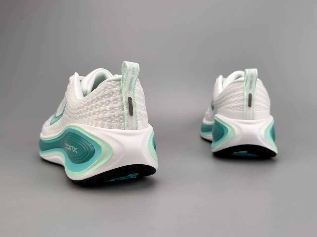 Nike chaussures de course blanches et bleues avec upper de knit engineered, semelle intermédiaire layered wave 6
