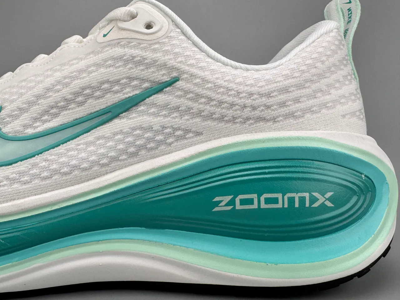Nike chaussures de course blanches et bleues avec upper de knit engineered, semelle intermédiaire layered wave 7