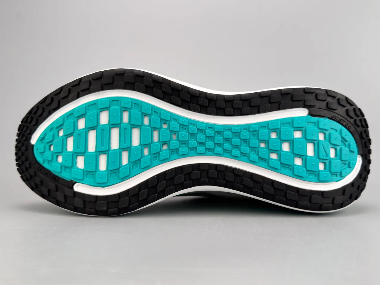 Nike chaussures de course blanches et bleues avec upper de knit engineered, semelle intermédiaire layered wave 8