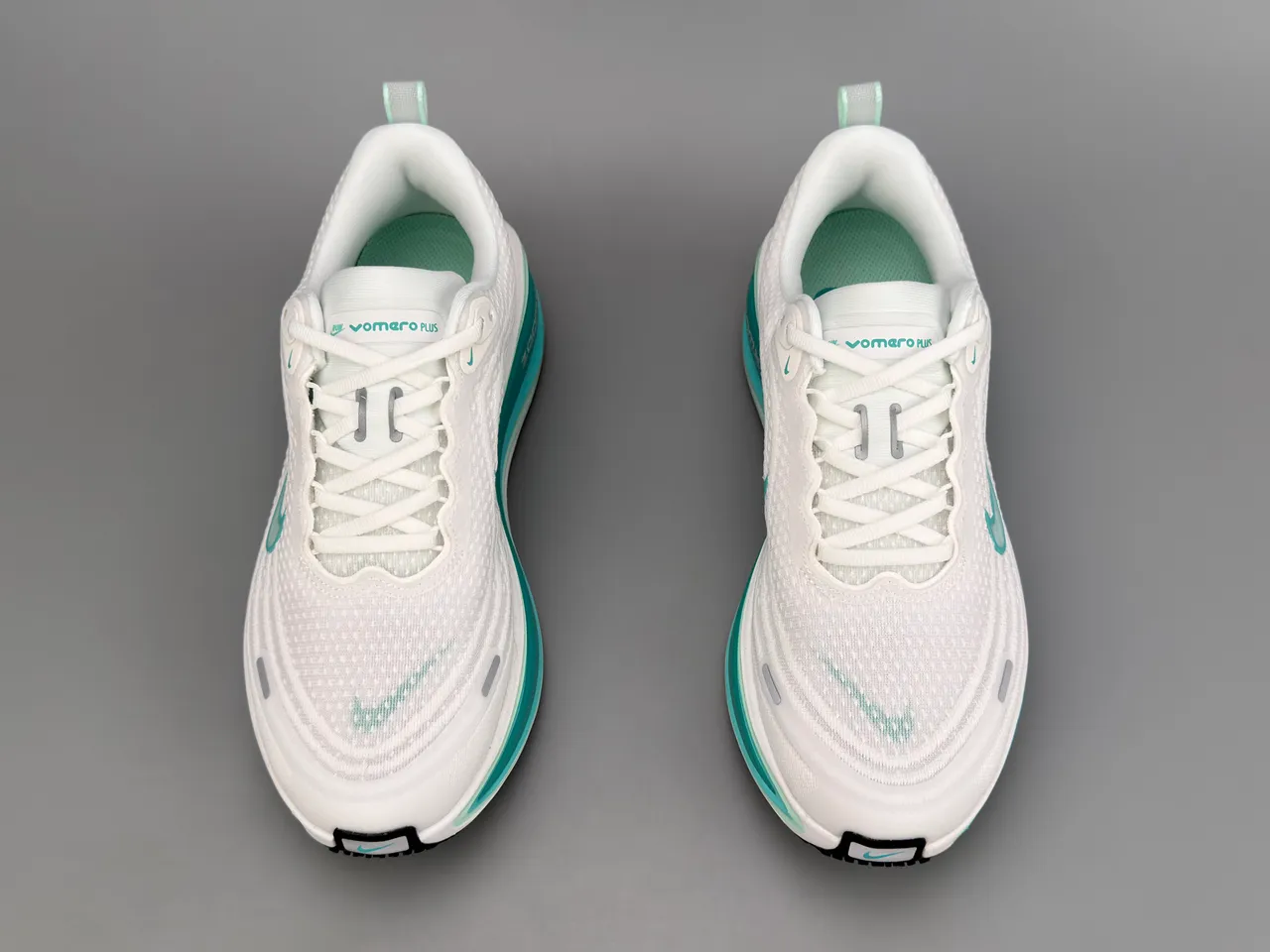 Nike chaussures de course blanches et bleues avec upper de knit engineered, semelle intermédiaire layered wave 9