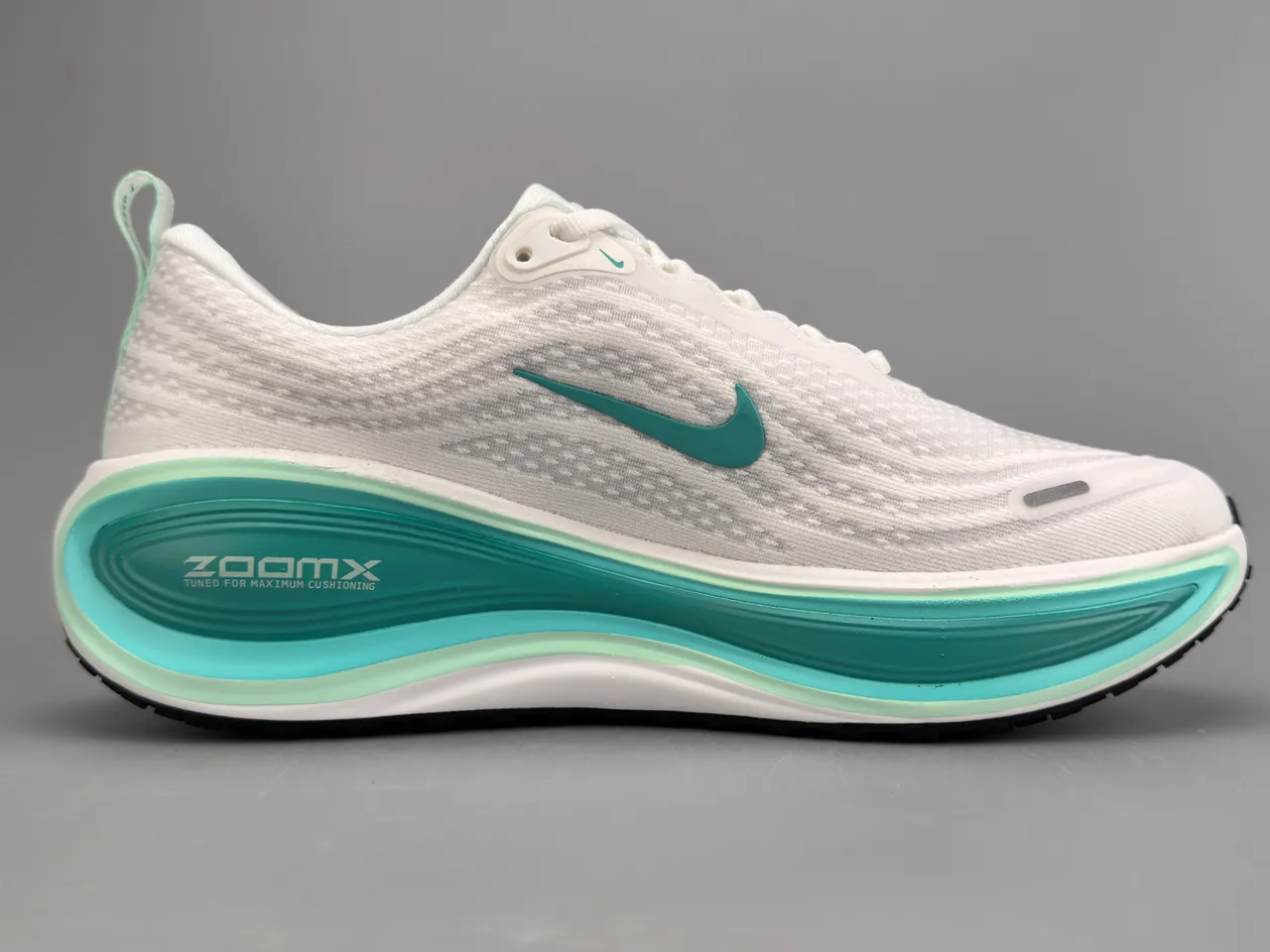 Nike chaussures de course blanches et bleues avec upper de knit engineered, semelle intermédiaire layered wave 10