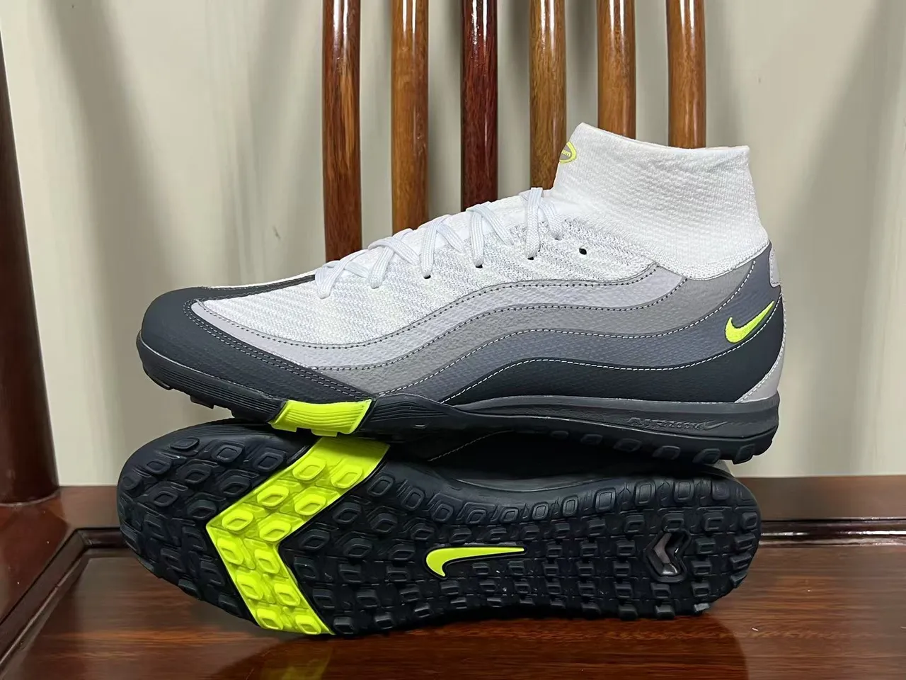 Nike Blanco Gris Tejido Superior Capas Sintéticas Superpuestas Césped Zapatos de Fútbol 7