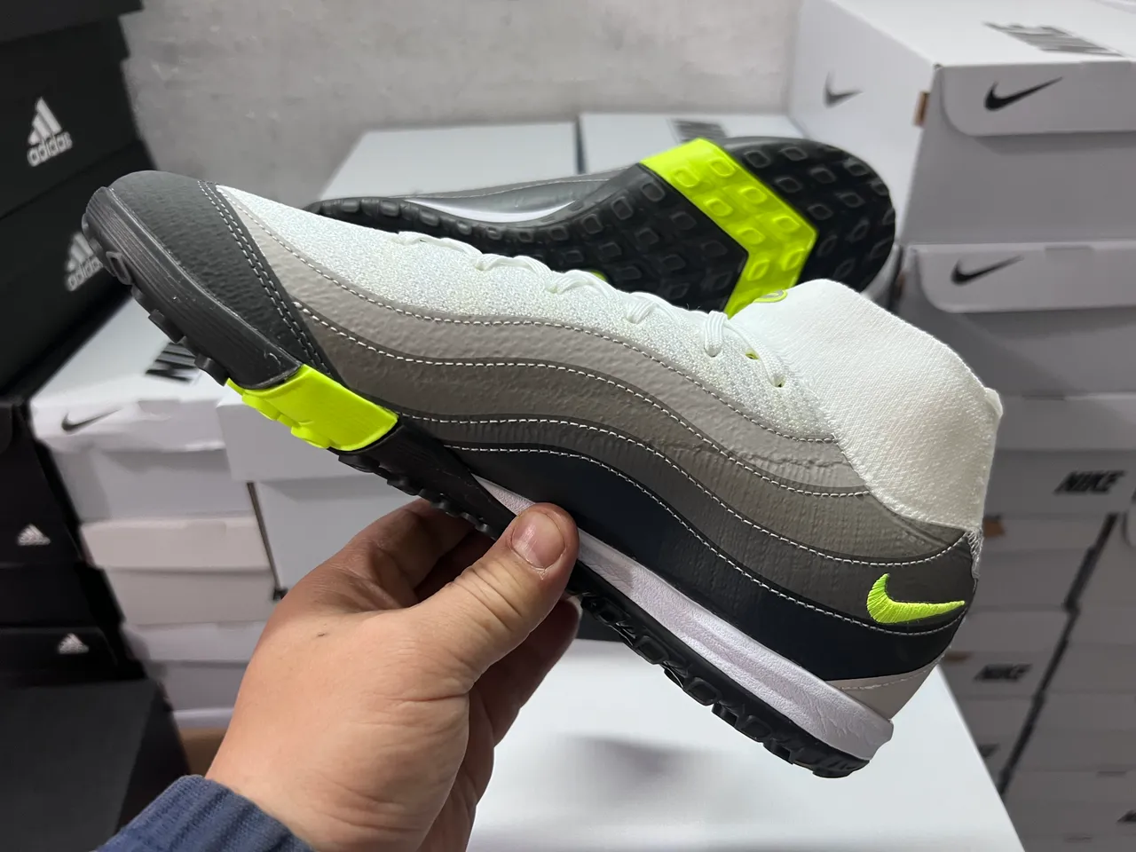 Nike Blanco Gris Tejido Superior Capas Sintéticas Superpuestas Césped Zapatos de Fútbol 10