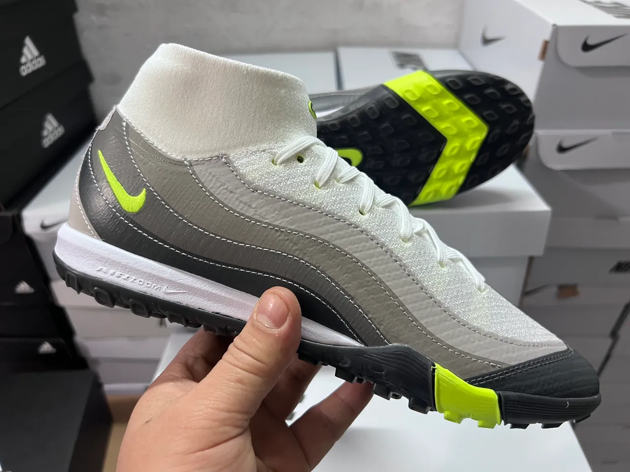 Nike Blanco Gris Tejido Superior Capas Sintéticas Superpuestas Césped Zapatos de Fútbol 12