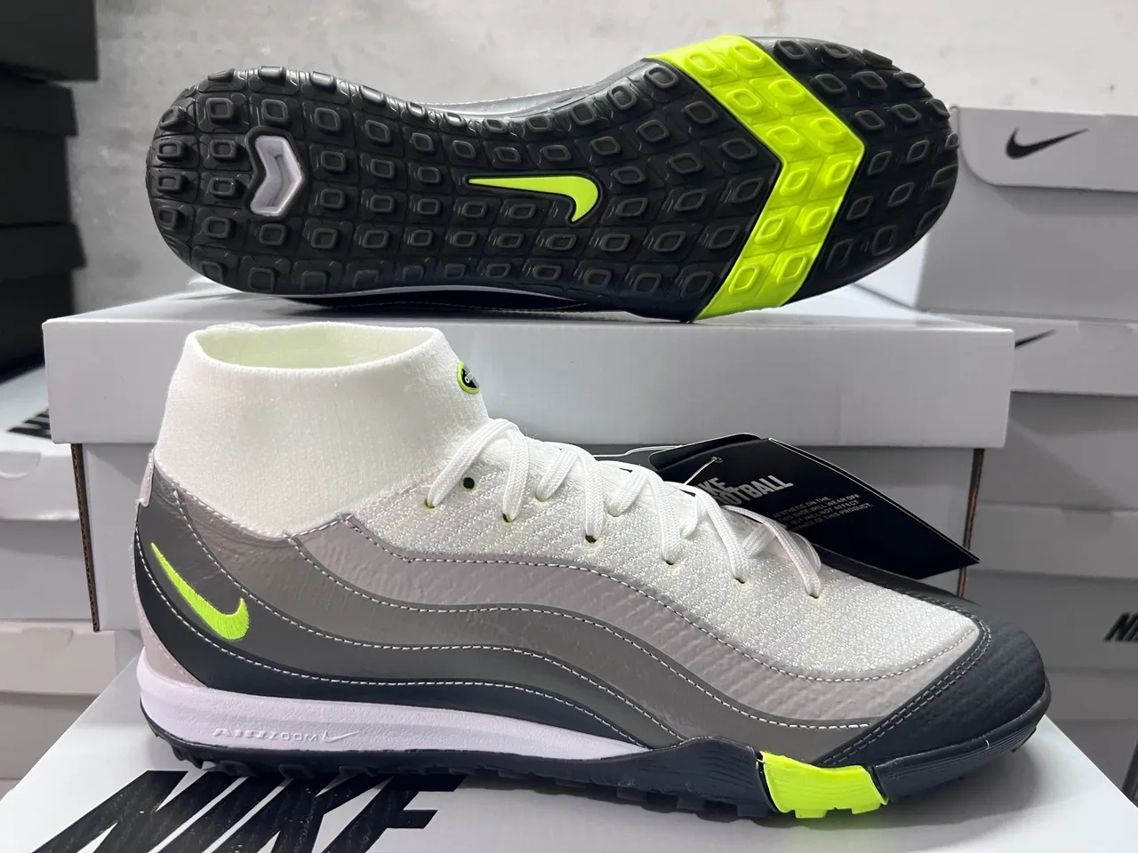Nike Blanco Gris Tejido Superior Capas Sintéticas Superpuestas Césped Zapatos de Fútbol 13