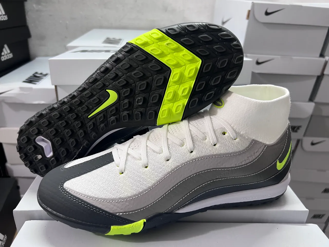 Nike Blanco Gris Tejido Superior Capas Sintéticas Superpuestas Césped Zapatos de Fútbol 14
