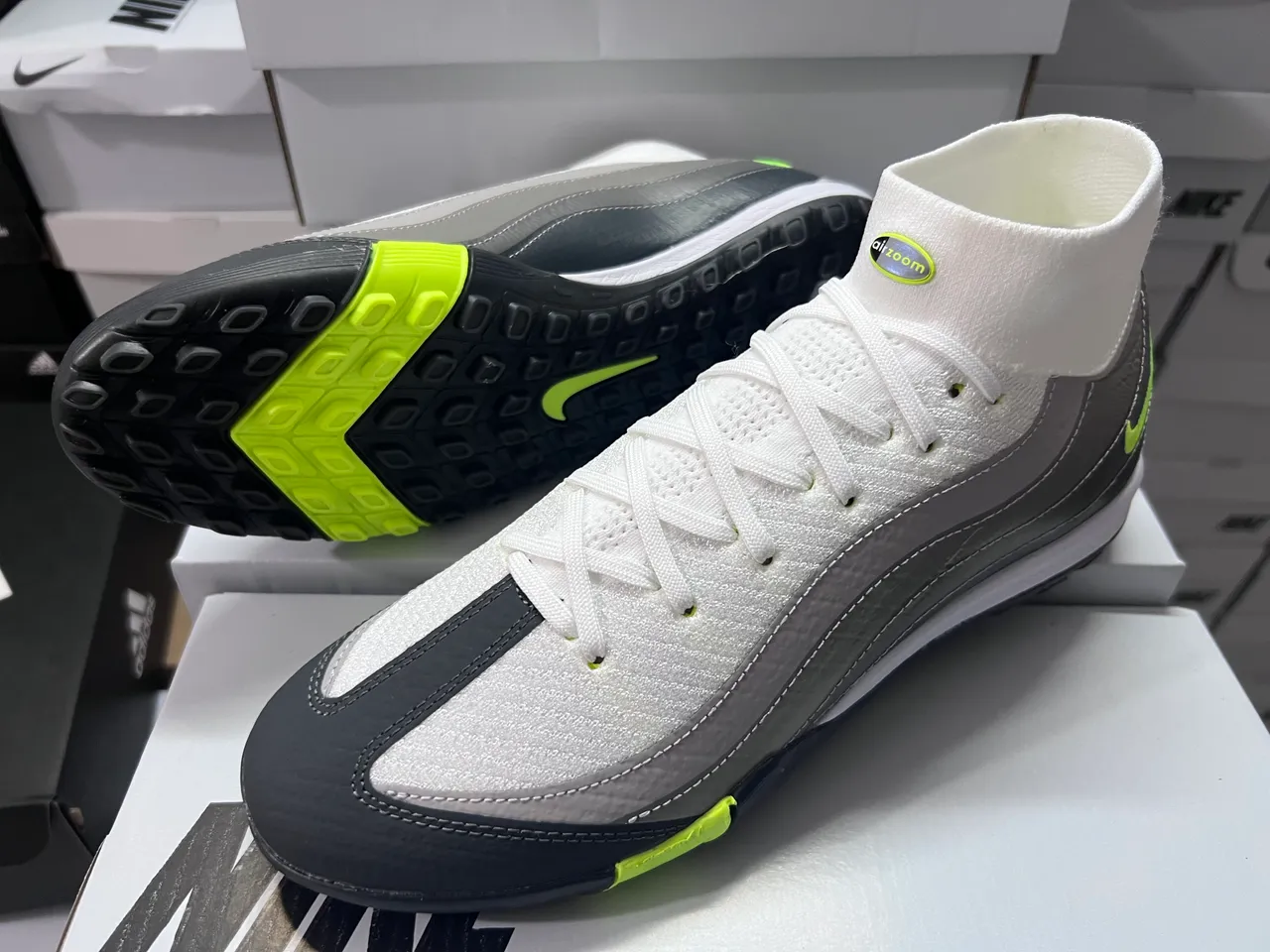 Nike Blanco Gris Tejido Superior Capas Sintéticas Superpuestas Césped Zapatos de Fútbol 15