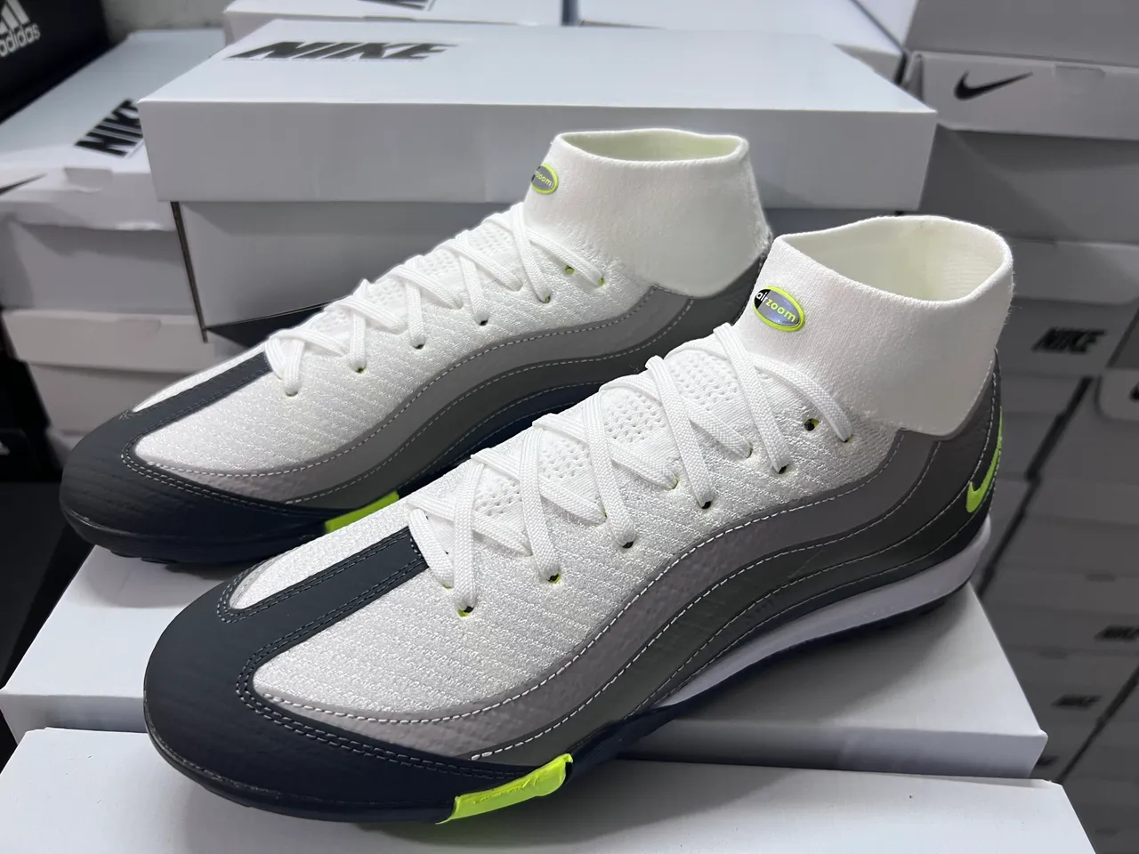 Nike Blanco Gris Tejido Superior Capas Sintéticas Superpuestas Césped Zapatos de Fútbol 16