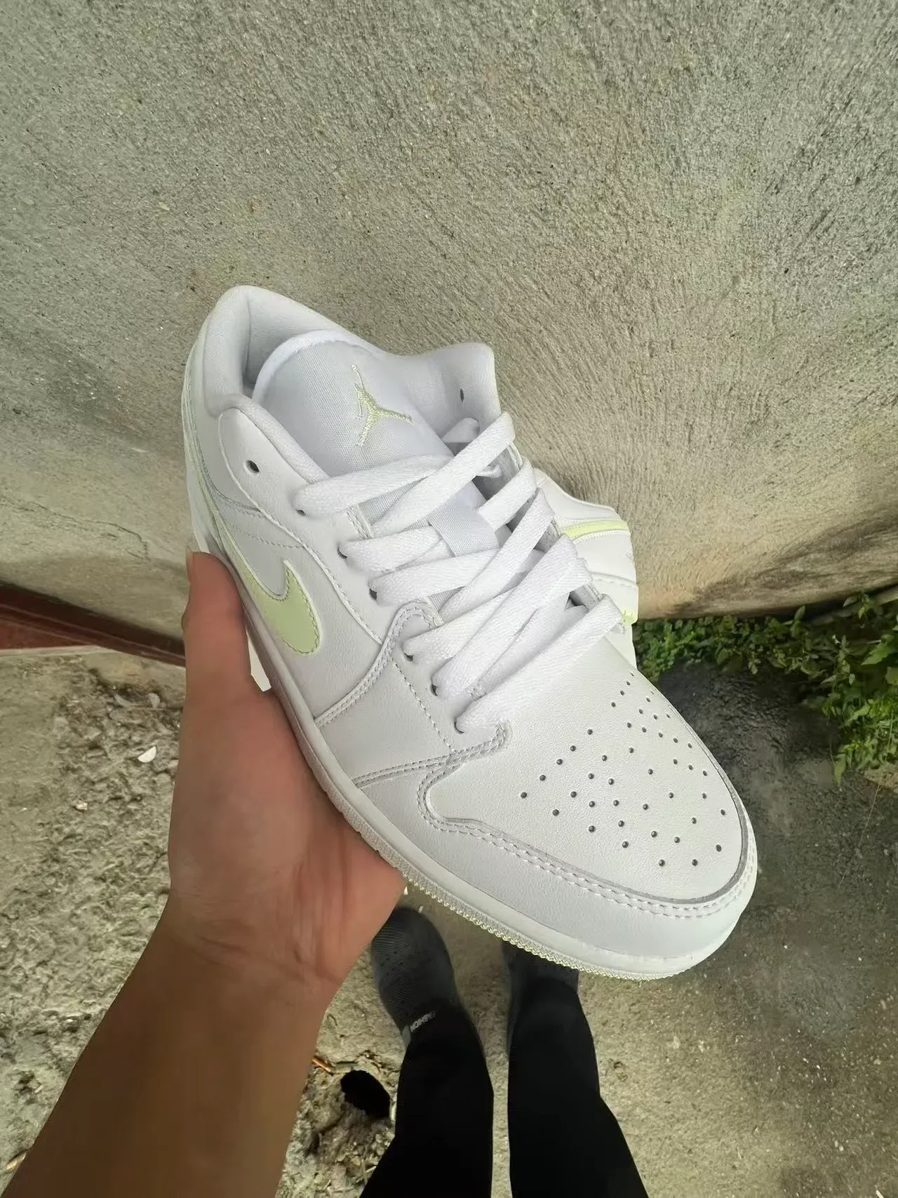 Nike White Green Low-Top Leather Upper Lifestyle Sneakers 2