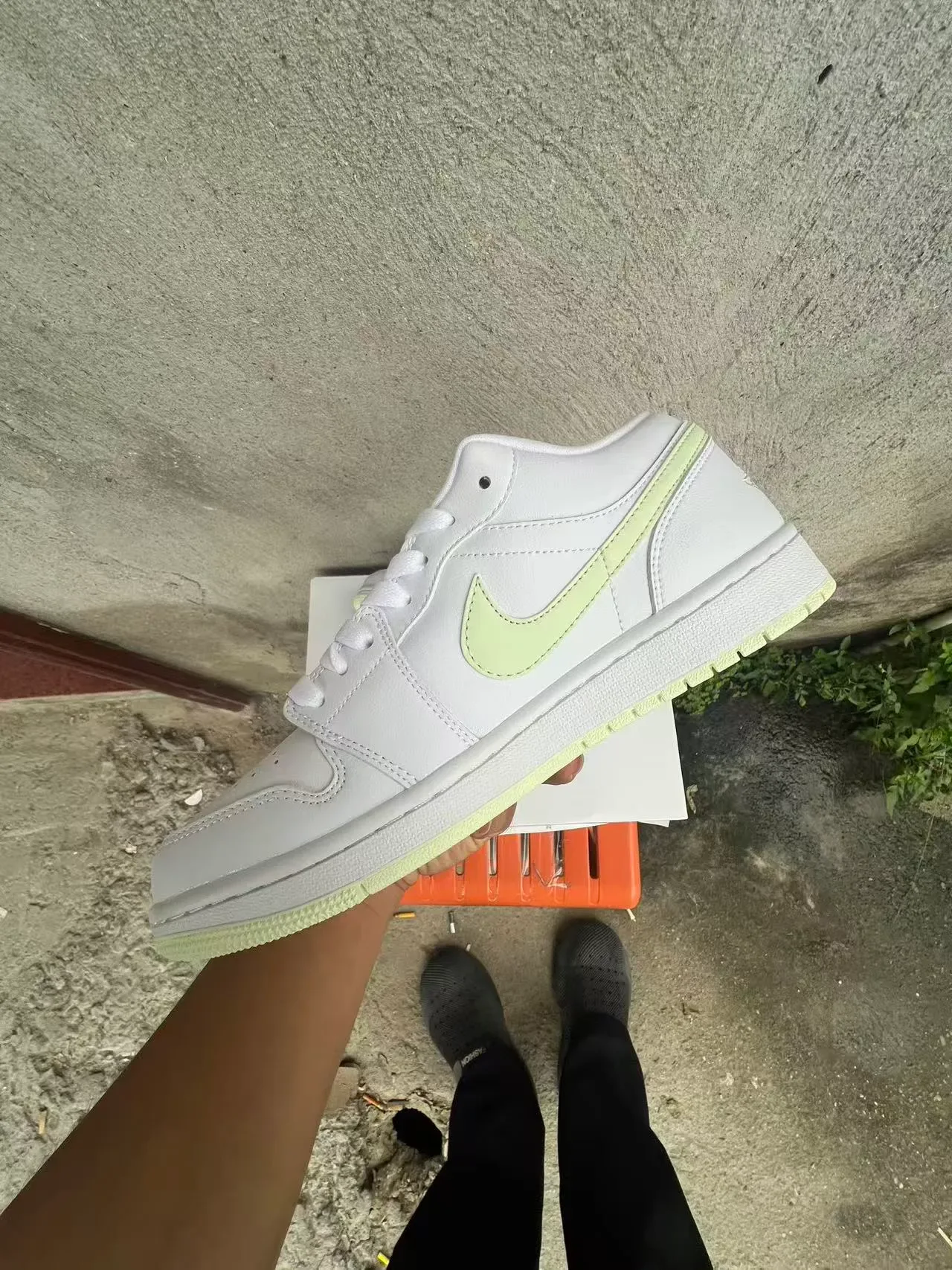 Nike White Green Low-Top Leather Upper Lifestyle Sneakers 5