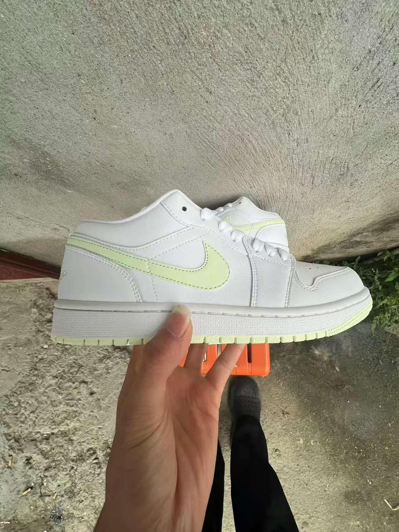 Nike White Green Low-Top Leather Upper Lifestyle Sneakers 7