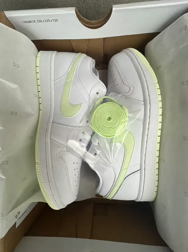 Nike White Green Low-Top Leather Upper Lifestyle Sneakers 9