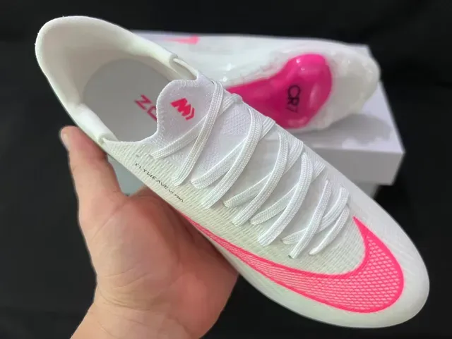 Nike Zapatos de Fútbol Firm-Ground Blancos y Rosas Flyweave Upper Swoosh 5