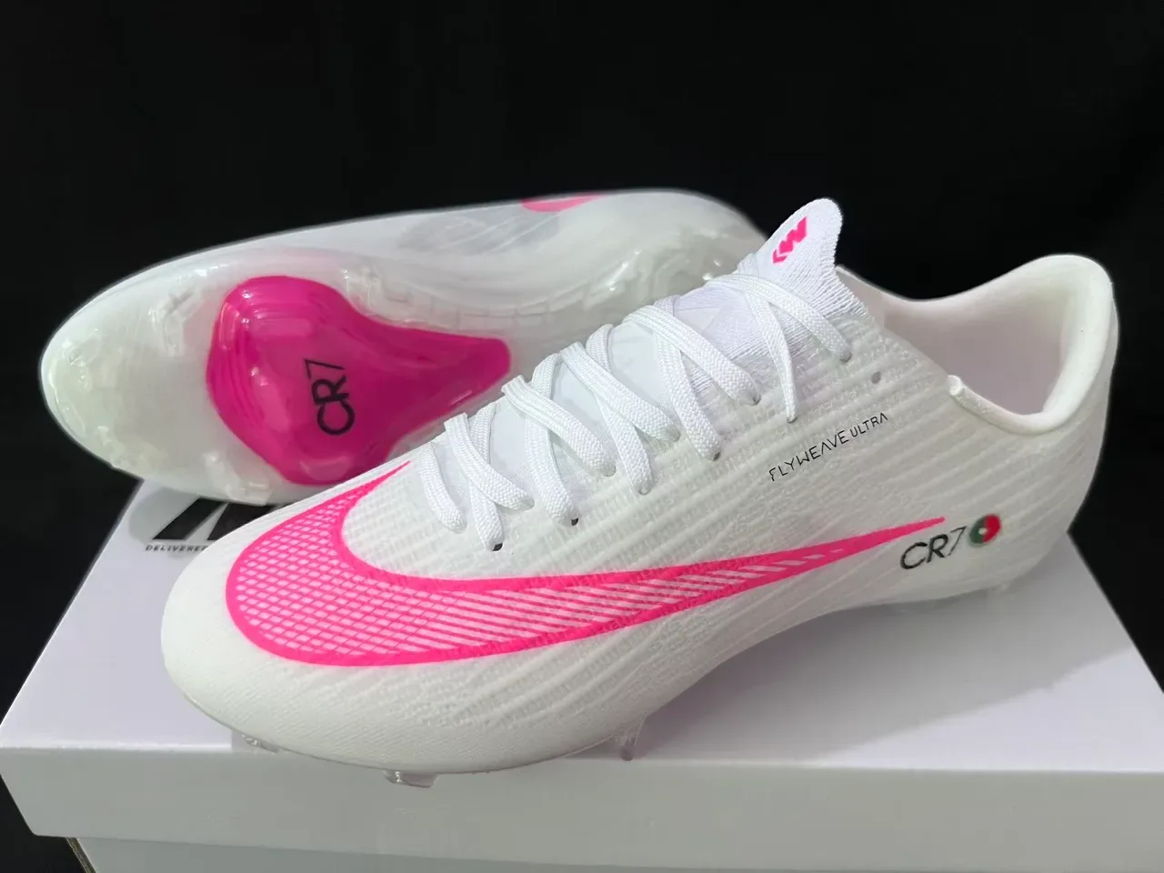 Nike Zapatos de Fútbol Firm-Ground Blancos y Rosas Flyweave Upper Swoosh 9