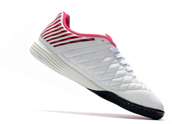 Nike सफेद गुलाबी क्विल्टेड टो बॉक्स सिंथेटिक केज इंडोर सॉकर जूते 2