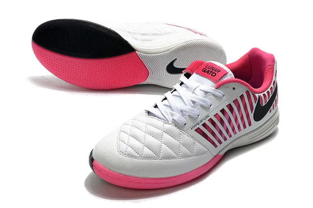 Nike सफेद गुलाबी क्विल्टेड टो बॉक्स सिंथेटिक केज इंडोर सॉकर जूते 4