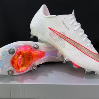 Nike Sapatos de Futebol Firm-Ground Branco e Vermelho Flyweave Knit Upper Sola Transparente Iridescente
